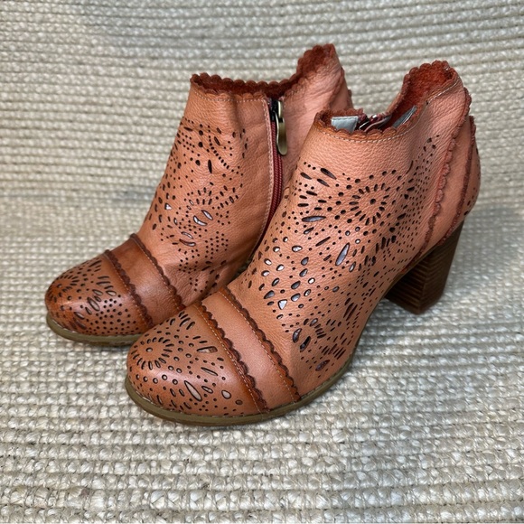 Spring Step Shoes - L'Artiste by Spring Step Women's Bao Cut Out Ankle Bootie size 40